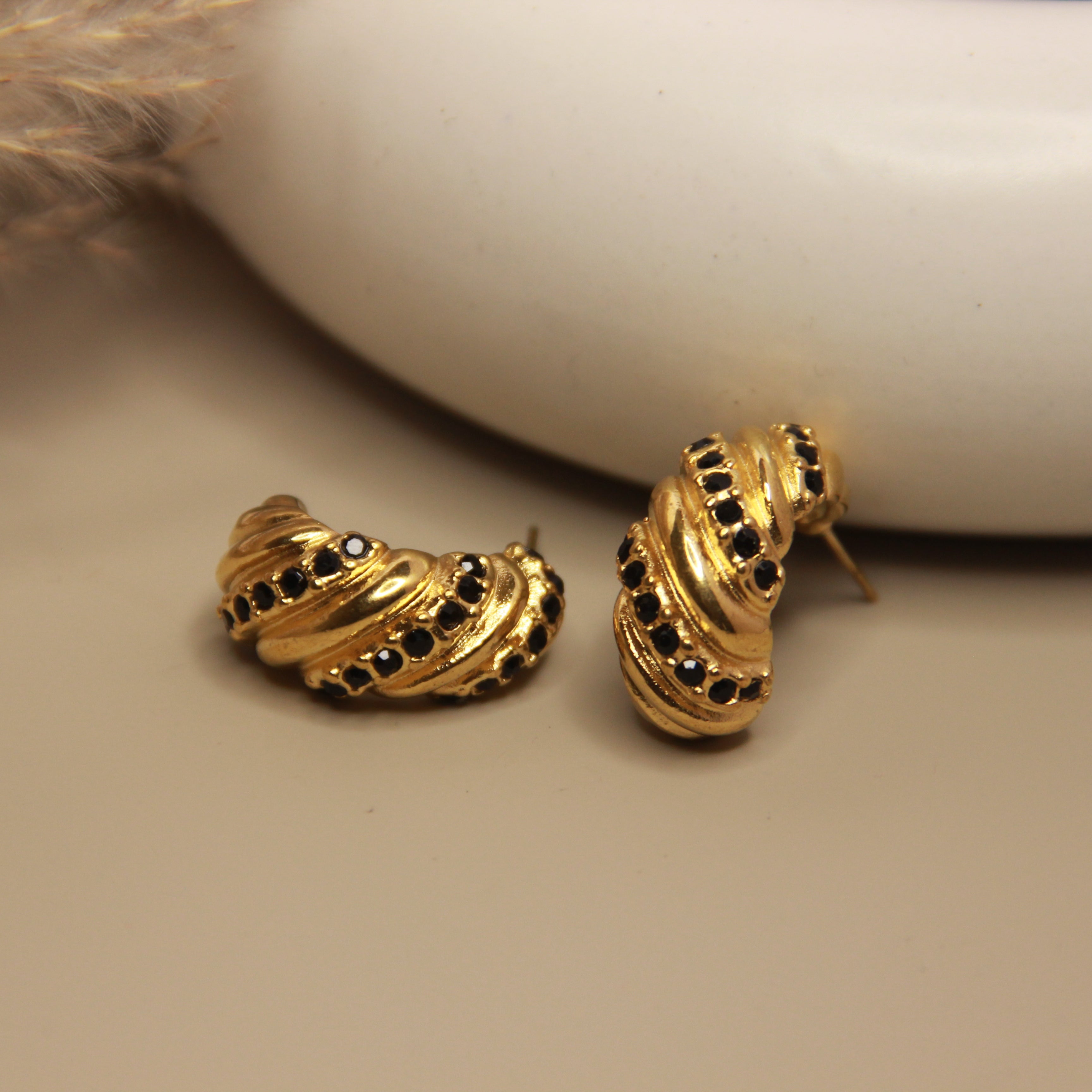 Vera Onyx Hoops