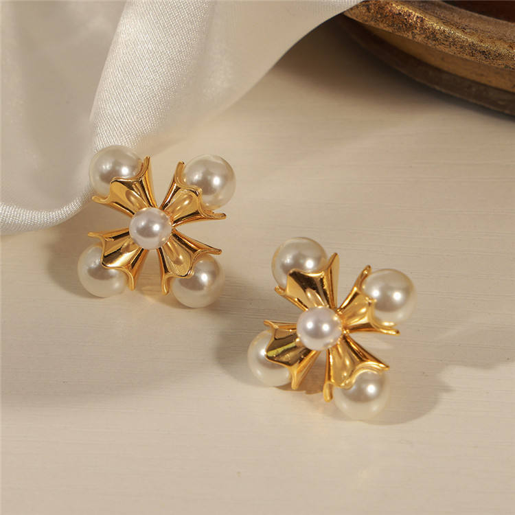 Pearl Clover Earring